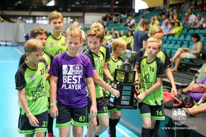 "Ogres Vilku" komanda izcīna "Unihoc Riga Cup 2018" kausu