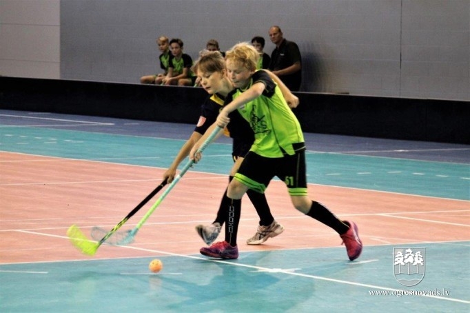 Florbola sezonu komanda “Ogres vilki” sāk ar uzvaru Kuldīgā