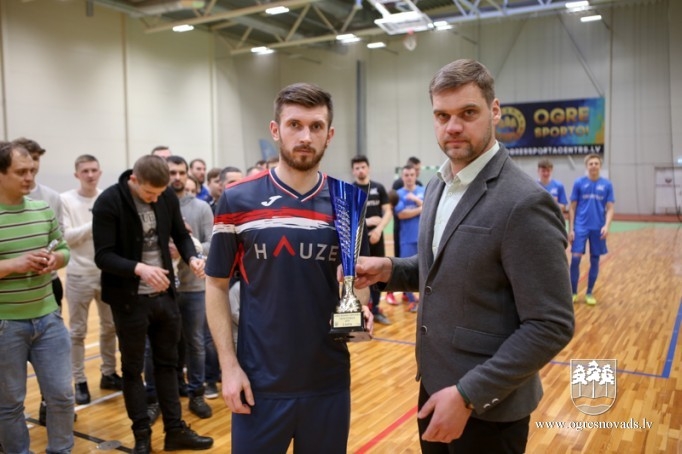 Telpu futbola čempionāta laureātes - "Deppo", "Osports/ONSC" un "HAUZE"
