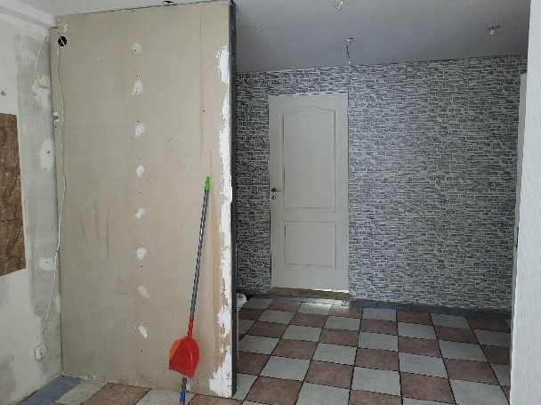 Priekštelpa ar brūnu toņu flīzēm un balti pelēkām ķieģeļu raksta tapetēm