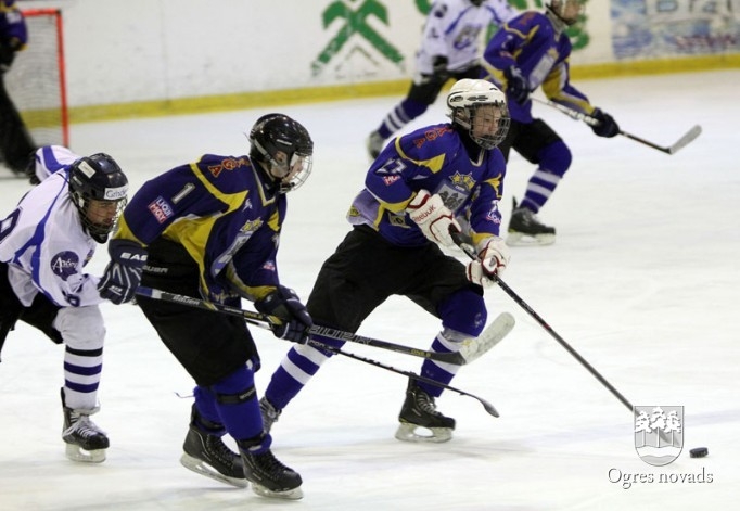 "Ogre Juniors" hokejistiem Latvijas čempionāta bronzas medaļas