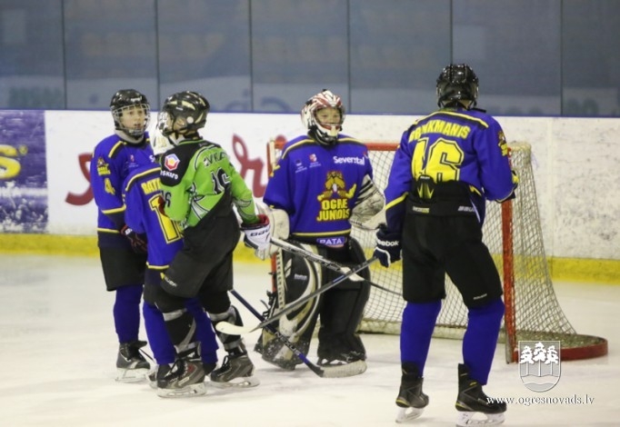 "Ogre Juniors" hokejisti cīnās par katru punktu