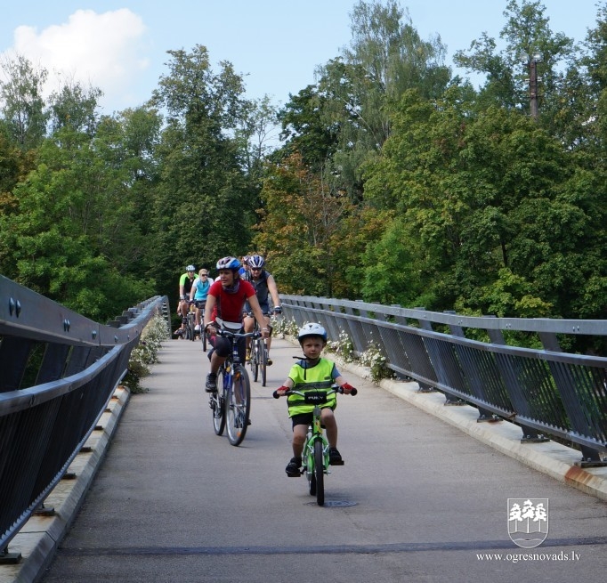 Igauņu ceļotāji četru dienu velobraucienā iepazīst Ogres apriņķi