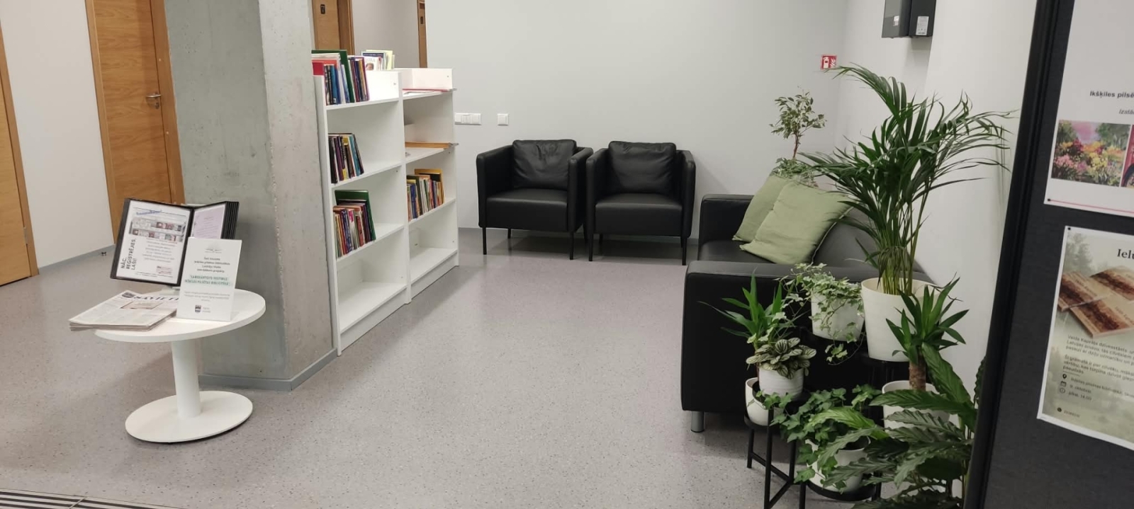 Ikšķiles pilsētas bibliotēkā projekta ietvaros labiekārtots vestibils