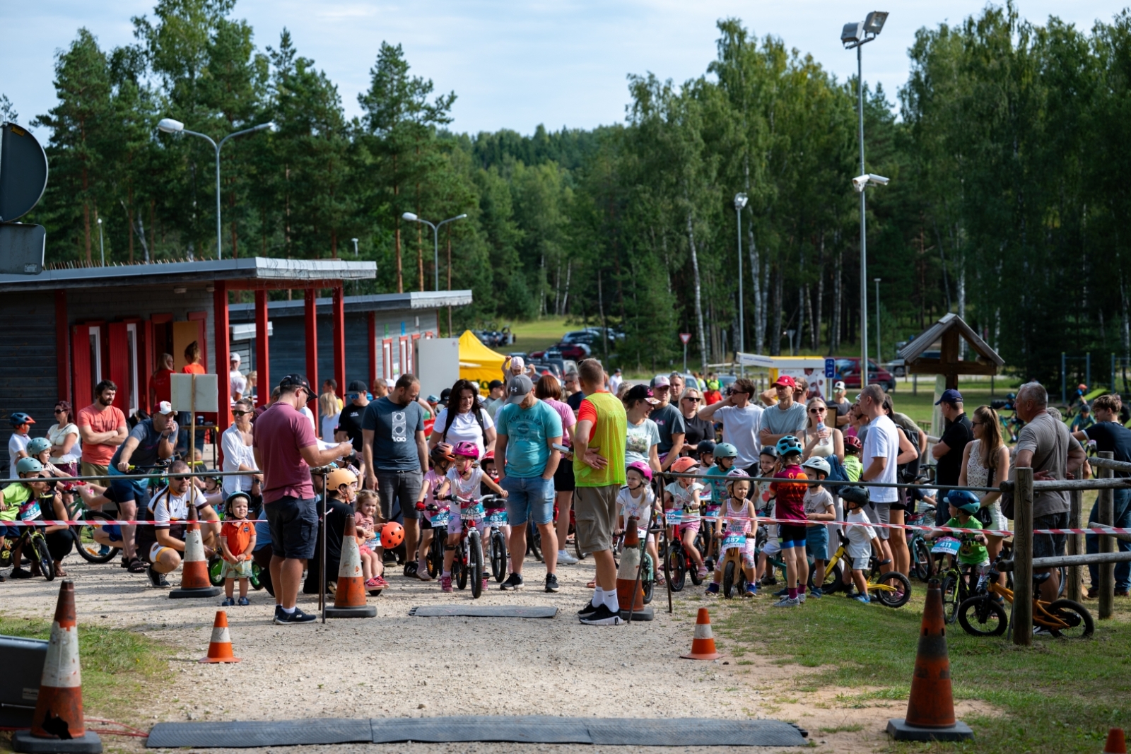 15. augustā dabas parkā Zilie kalni jau 15. reizi norisinājās Ikšķiles MTB velobrauciens 2026, kas šogad pulcēja kopumā vairāk kā 300 dalībniekus. 