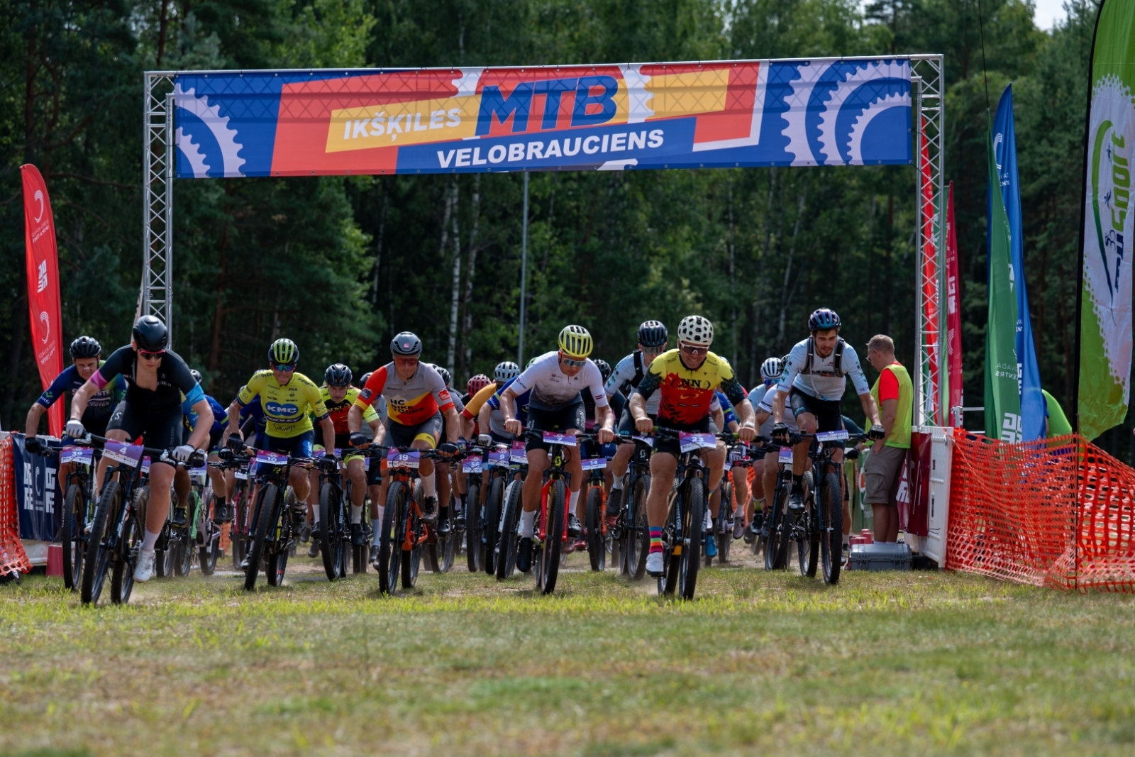 15. augustā dabas parkā Zilie kalni jau 15. reizi norisinājās Ikšķiles MTB velobrauciens 2026, kas šogad pulcēja kopumā vairāk kā 300 dalībniekus. 