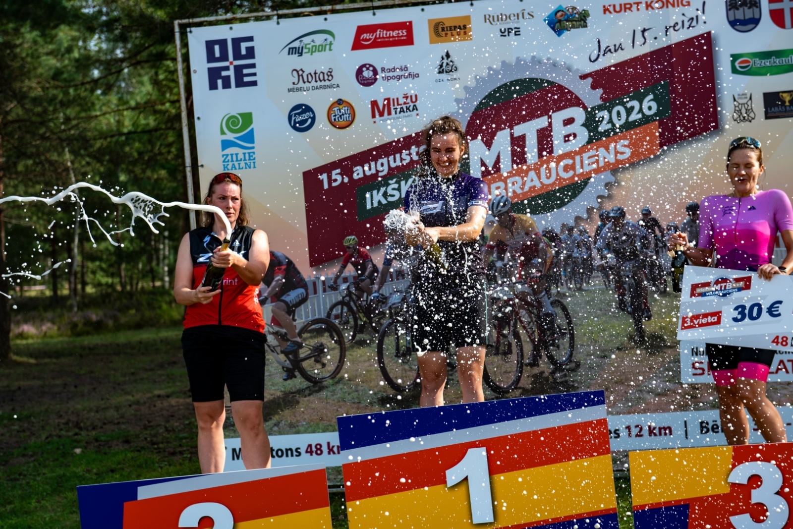 15. augustā dabas parkā Zilie kalni jau 15. reizi norisinājās Ikšķiles MTB velobrauciens 2026, kas šogad pulcēja kopumā vairāk kā 300 dalībniekus. 