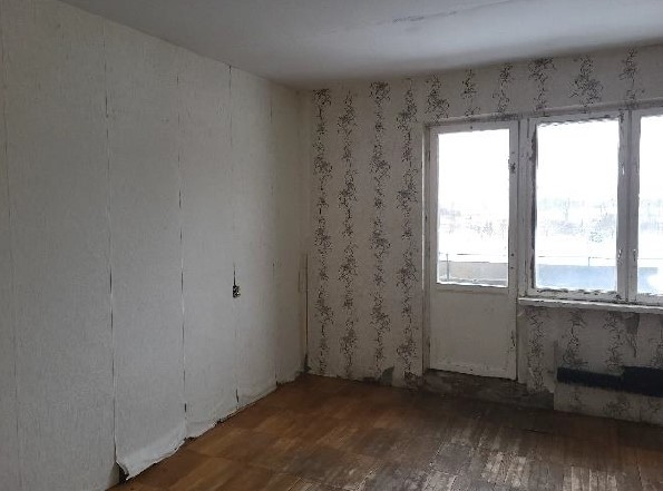 Istaba gaišos toņos ar logu un balkona durvīm