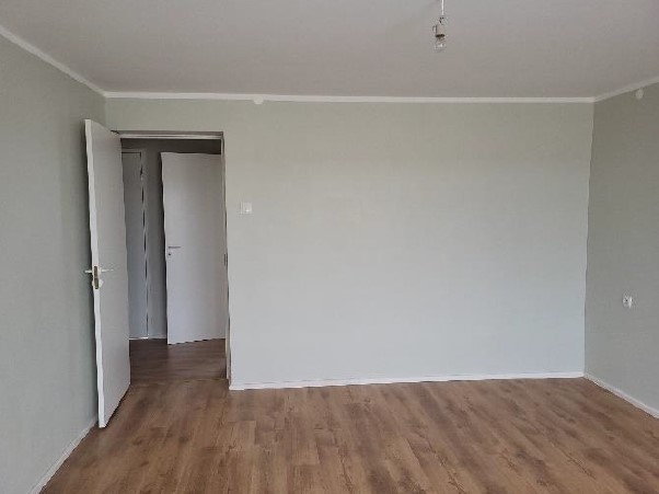 Istaba gaišos toņos ar durvīm