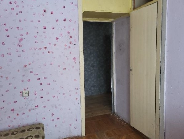 Istaba gaiši violetā tonī ar durvīm