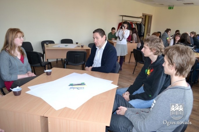 Jaunieši tiekas ar politiķiem