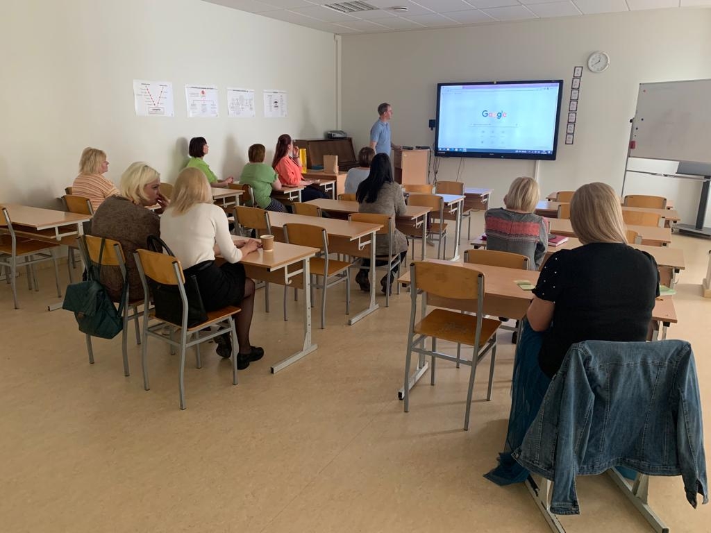 Ogres novada karjeras konsultanti tiekas seminārā Ikšķiles vidusskolā
