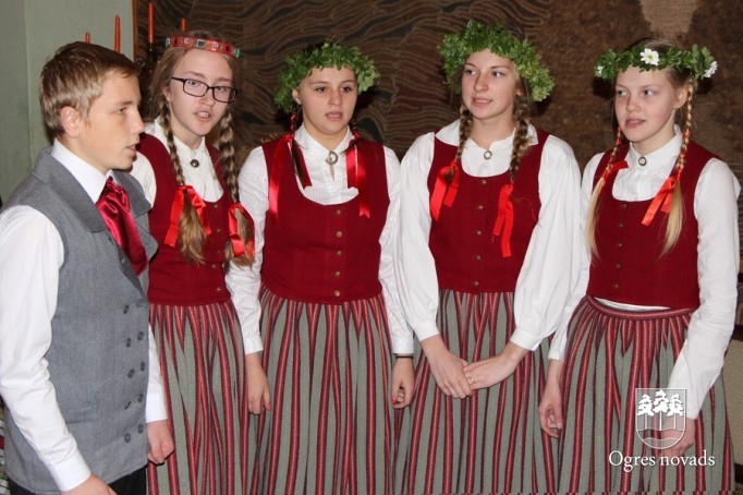 Latviešu tautas dziesmu dziedāšanas sacensība  “LAKSTĪGALA 2014”
