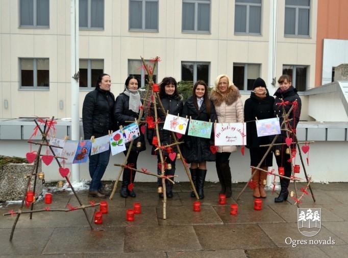 Pie Ogres kultūras centra krīzes centra “Laipas” ekspozīcija “No sirds uz sirdi”