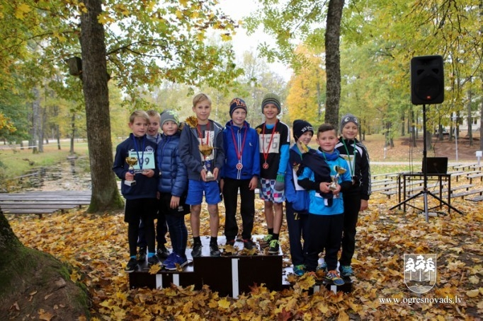 Kaimiņu novadu skolēni sacenšas rudens krosa stafetē