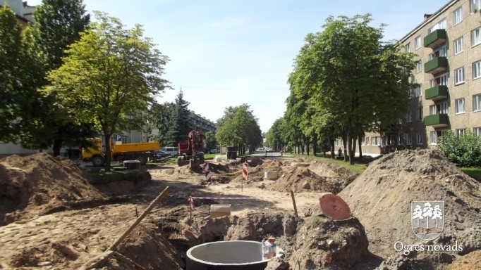 Turpinās satiksmes apļa būvniecība