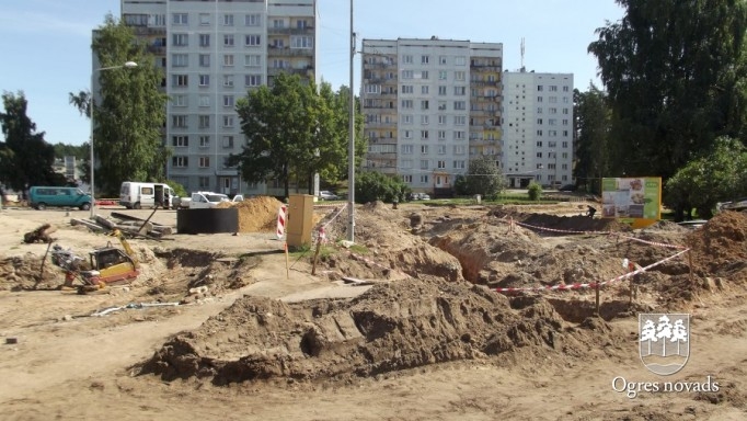 Turpinās satiksmes apļa būvniecība