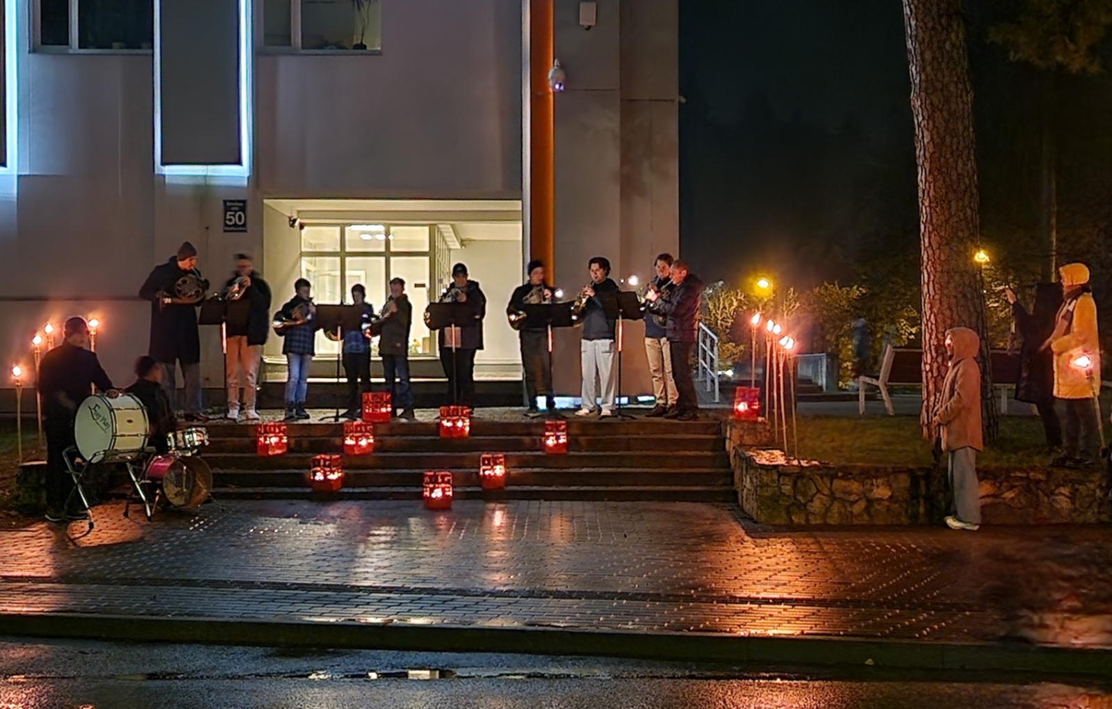 Jaunie muzikanti uzstājas pie mūzikas skolas