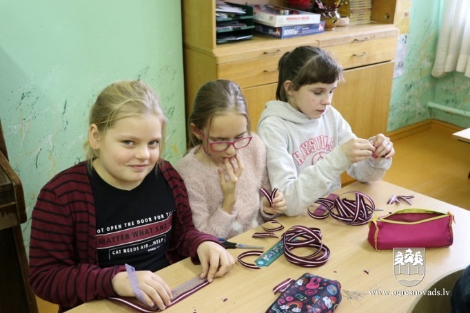 Suntažos un Madlienā veido svētku lentītes