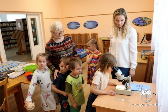 Madlienas bibliotēkā interaktīva izstāde par zivīm