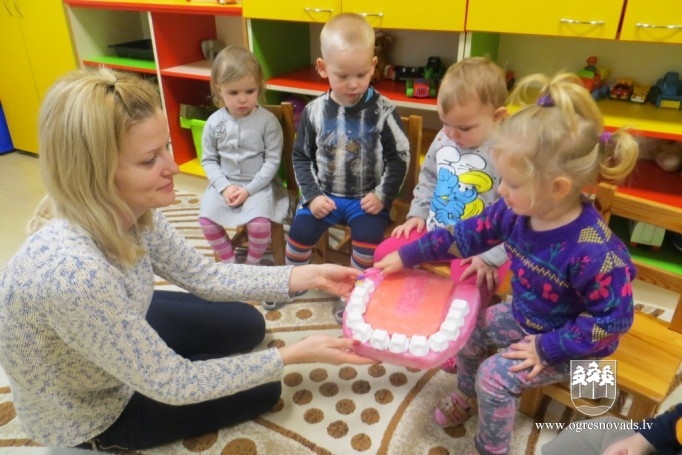 Madlienas PII “Taurenītis” audzēkņi mācās pareizi kopt zobus