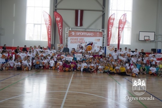 "Ņiprie basīši" uzvar Sportland sacensībās