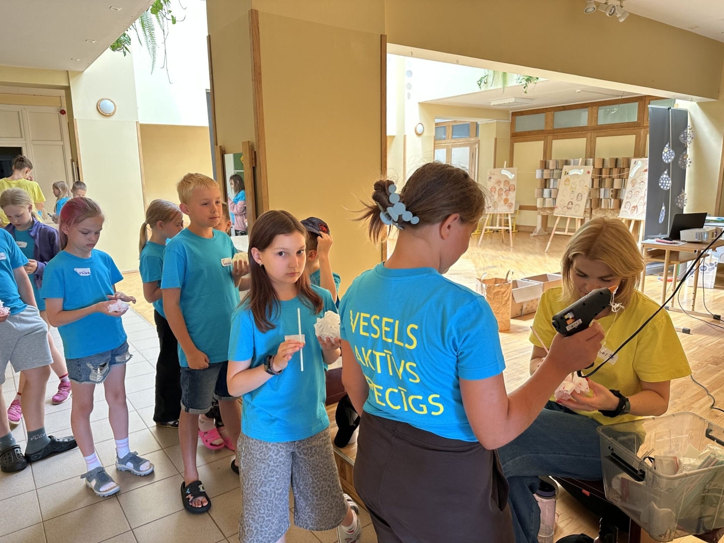 Viena no četrām Oveselība un SIA Brightness organizētajām bērnu diennakts vasaras nometnēm “Vesels. Aktīvs. Priecīgs”, kas šovasar norisinājās Ogresgala pamatskolā