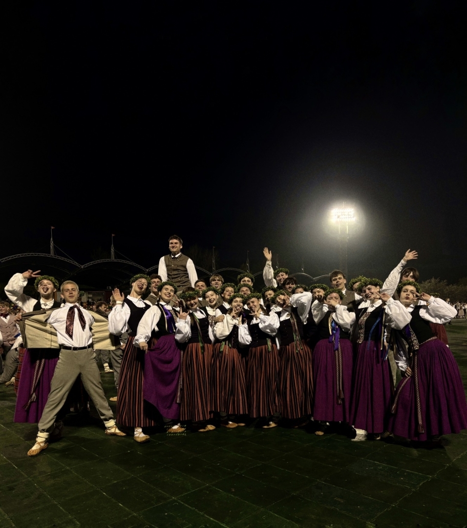 Ogres Valsts ģimnāzijas deju kolektīvs "Dzīpari"