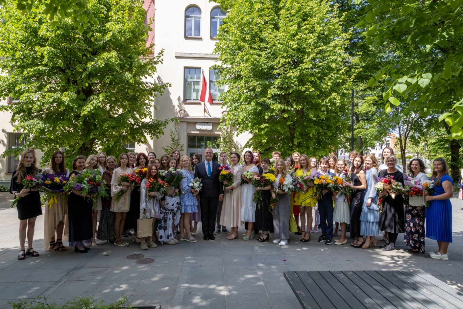 Absolventi pie skolas Mākslas jomas ēkas Brīvības ielā 11