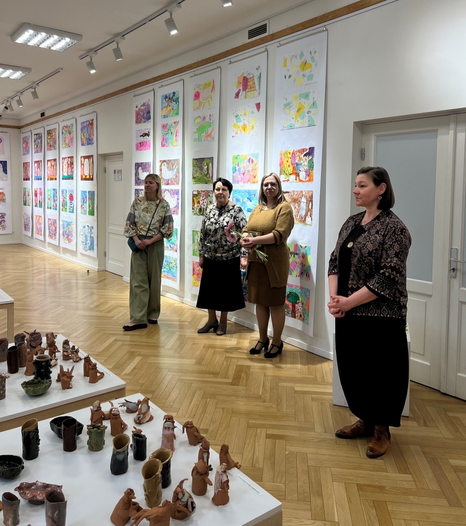 Aizvadīta izstādes atklāšana Ogres Mūzikas un mākslas skolā