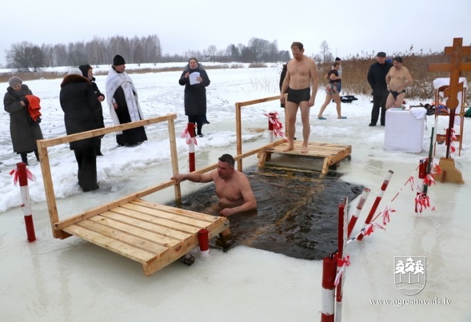 Ogres vecupē iesvēta ūdeni un gremdējas tajā
