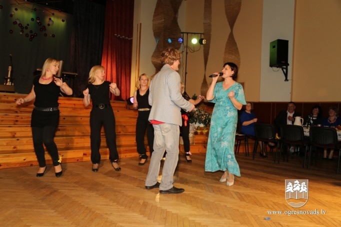 Mazā, sirmā kumeliņā…