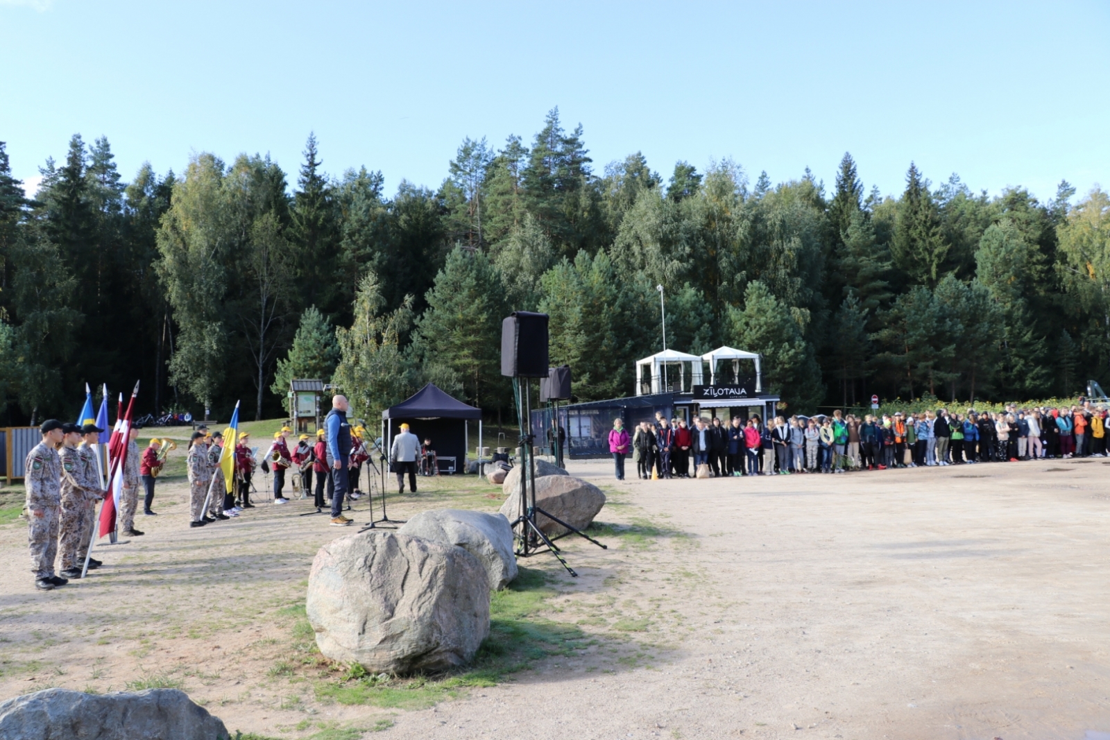 Patriotiskā pārgājienā dodas vairāk kā 1000 Ogres novada skolēni