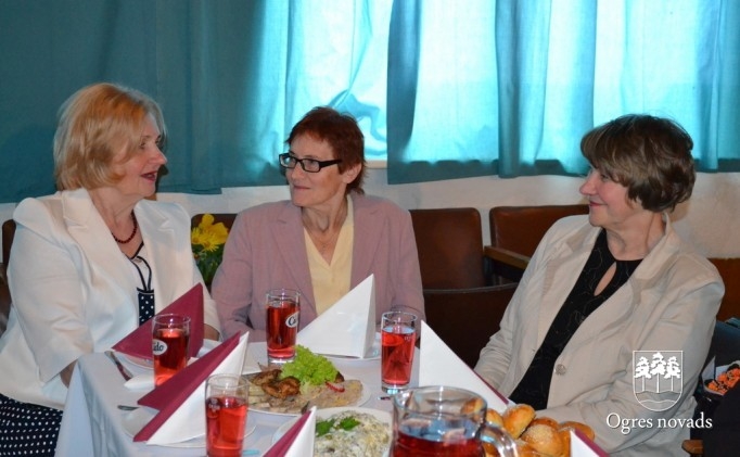 Ogrē tiekas pensionētie pedagogi