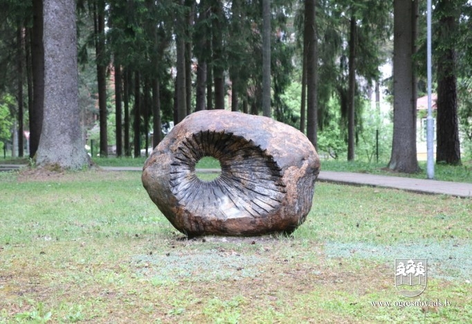 Ogres rajona slimnīcas skulptūru parkā jau 10 objekti