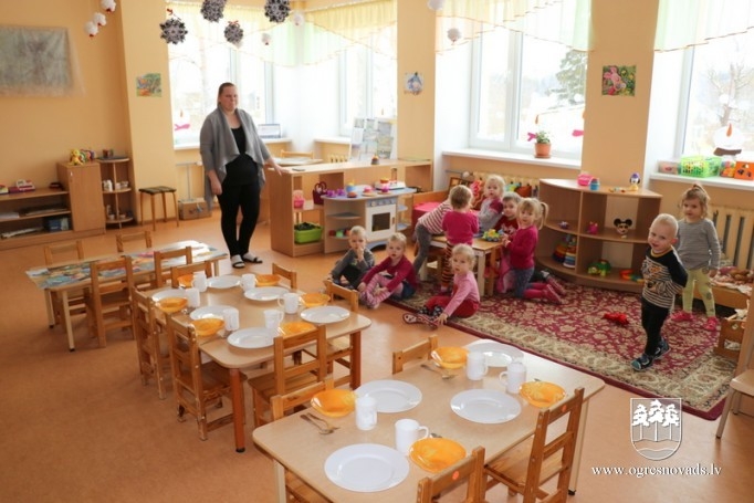 VPII “Taurenītis” bērni apgūst peldētprasmi, darbojas diennakts grupa