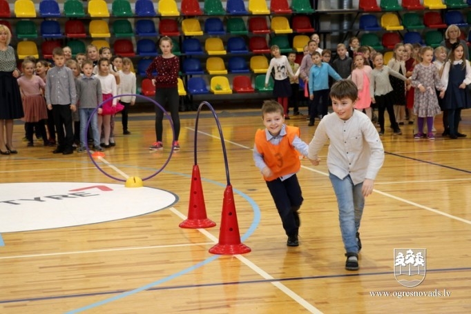 Ogres 1. vidusskolas pirmklasnieki atzīmē 100 dienas skolā