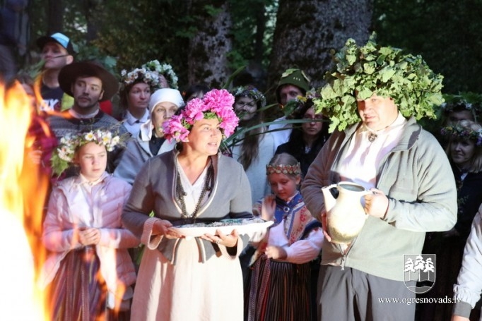 Vasaras saulgrieži Plāteres pilskalnā