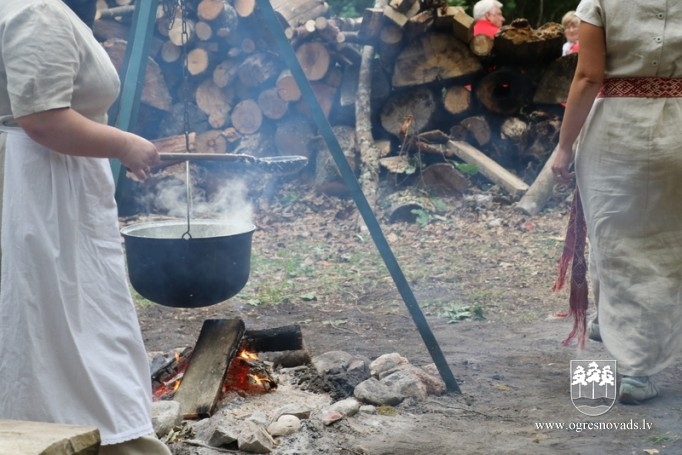 Saulgrieži Plāteres pilskalnā