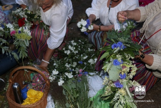 Saulgrieži Plāteres pilskalnā
