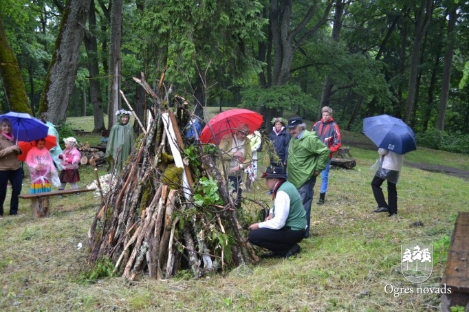 Ielīgošanas pasākums Plāteres pilskalnā
