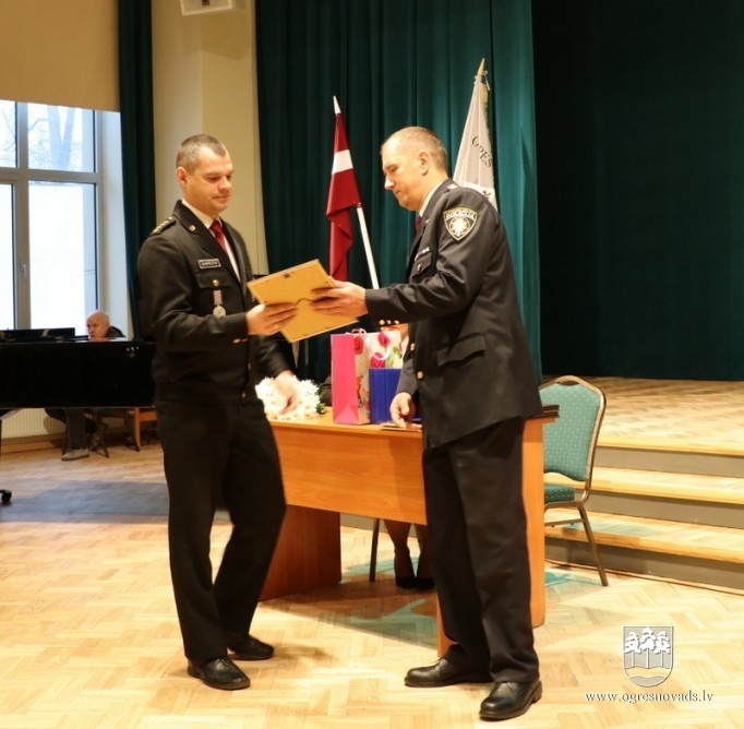 Profesionālajos svētkos godina Ogres novada pašvaldības policijas darbiniekus