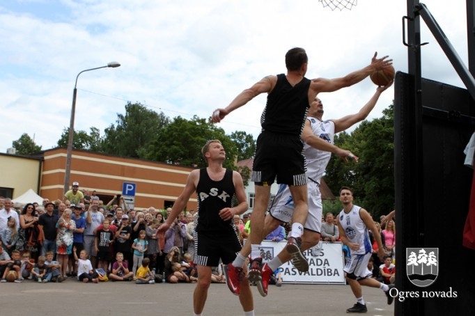 Basketbola spēle "Prezidents pret prezidentu" Ogres pilsētas svētkos