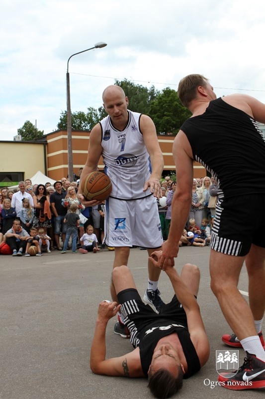 Basketbola spēle "Prezidents pret prezidentu" Ogres pilsētas svētkos