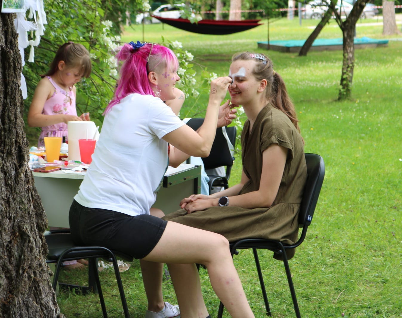 Projekts “Es un daba” – vasara, kas iedvesmo, māca un vieno. Sejiņu apgleznošana
