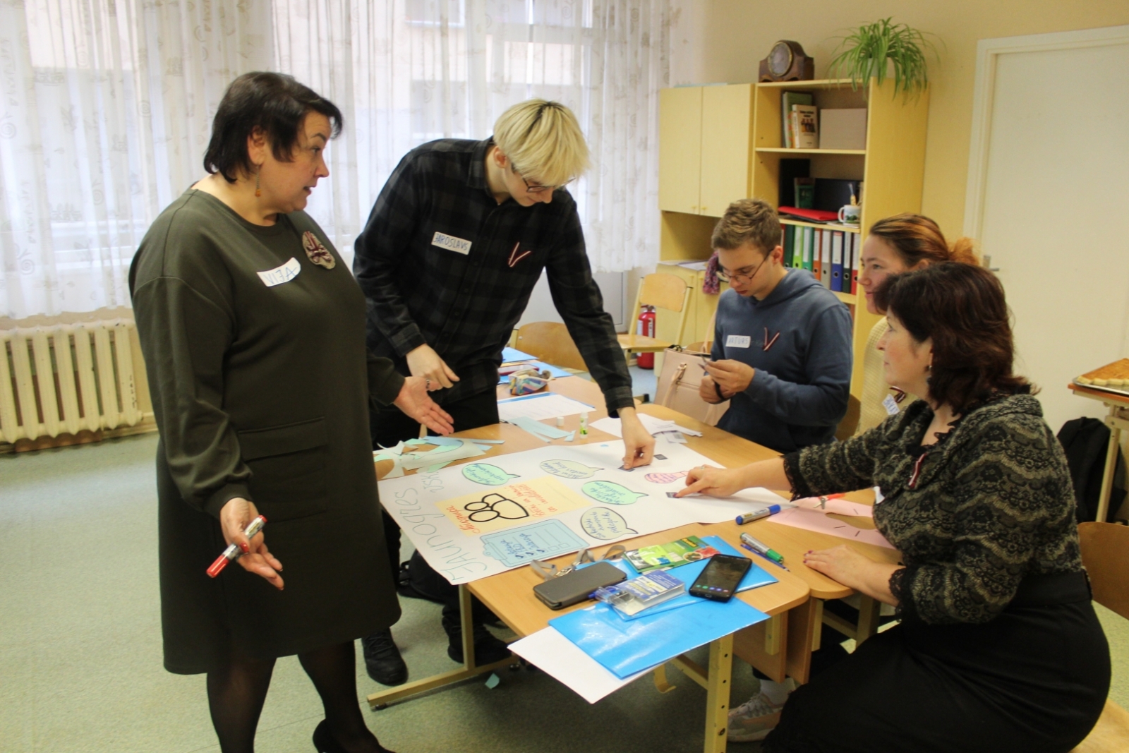 Jaunogres vidusskolas skolēni un skoltāji projekta Satikt tikšanās ietvaros veido prezentāciju 10.11.2023.
