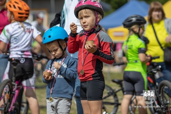 Ar ļoti kuplu dalībnieku skaitu aizvadīts Ikšķiles MTB velobrauciens