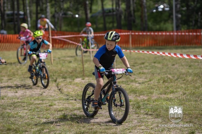 Ar ļoti kuplu dalībnieku skaitu aizvadīts Ikšķiles MTB velobrauciens