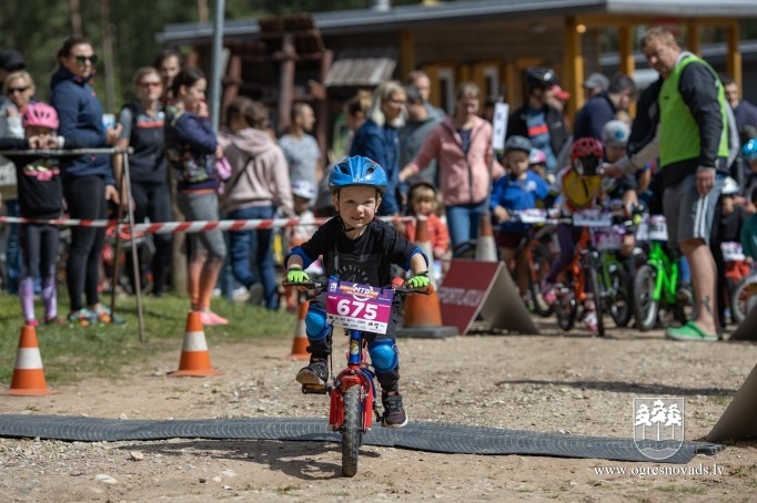 Ar ļoti kuplu dalībnieku skaitu aizvadīts Ikšķiles MTB velobrauciens