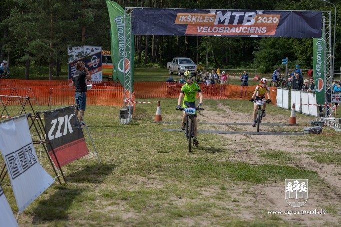 Ar ļoti kuplu dalībnieku skaitu aizvadīts Ikšķiles MTB velobrauciens